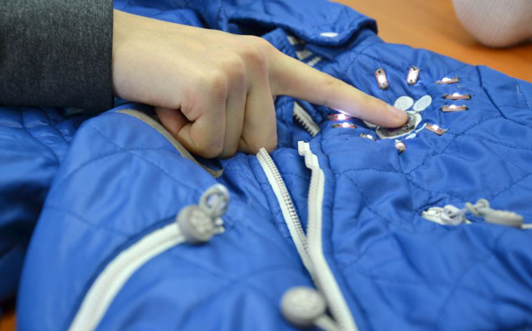 Смарт-костюм, который светится в темное время суток